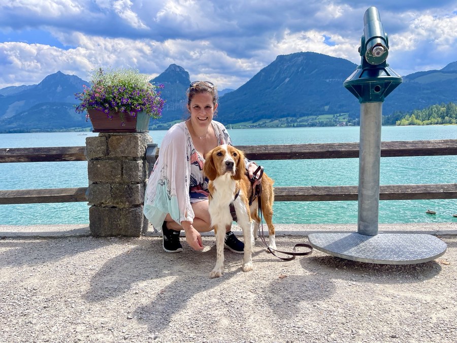 Alexandra Simotta mit ihrem Hund Timmy an einem See